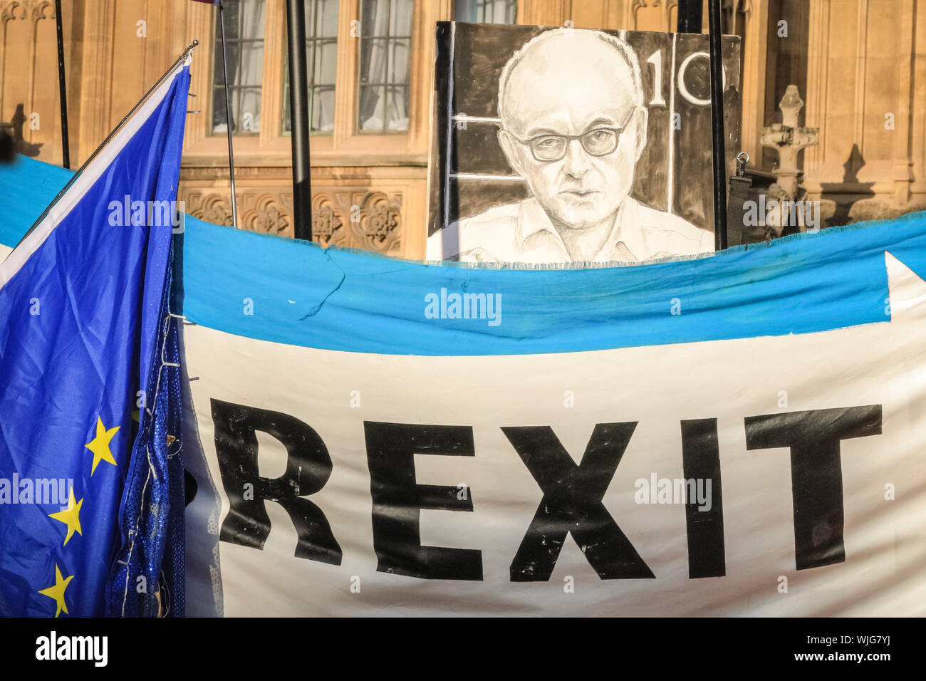 Westminster, Londra, 03 settembre 2019. Dominic Cummings è raffigurato in una targhetta. Pro- e manifestanti Anti-Brexit rally intorno al parlamento e College Green in Westminster il giorno il Parlamento ritorna dal recesso. Foto Stock