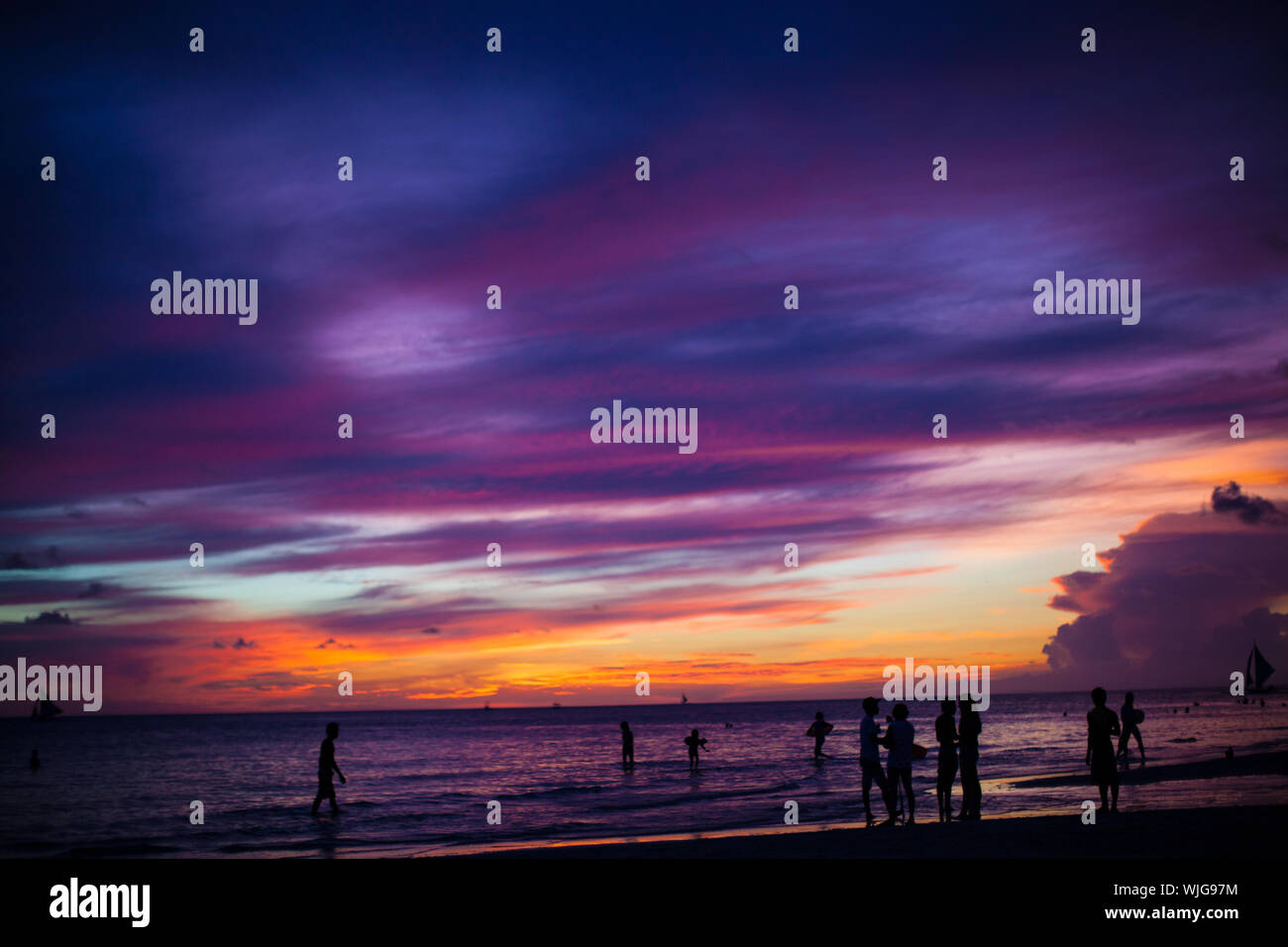 Incredibile colorato tramonto sull'isola di Boracay nelle Filippine Foto Stock