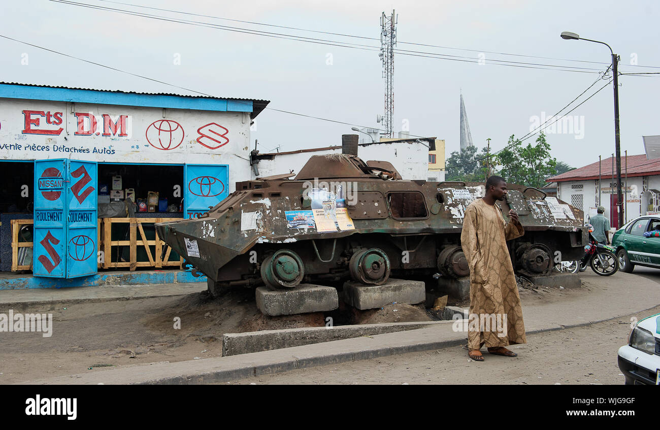 BRAZZAVILLE, Congo AFRICA - Il 5 ottobre il serbatoio sulla via della città di Brazzaville, Repubblica del Congo, Africa. Ottobre 5, 2013,Brazzaville, Congo, un Foto Stock