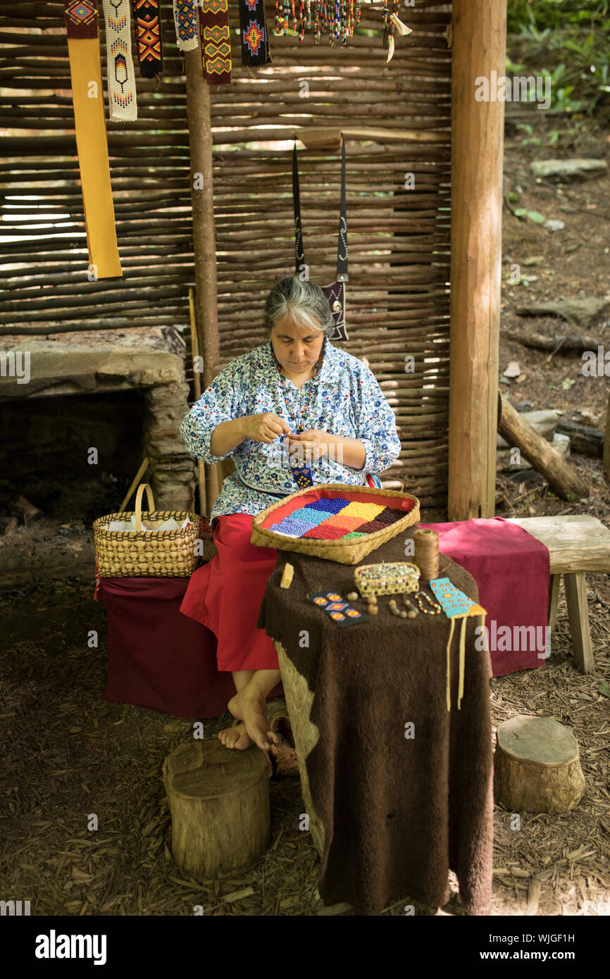 CHEROKEE, USA di giugno 17, 2017: Unidentified Cherokee donna fa beadwork tradizionale in Cherokee, Carolina del Nord Foto Stock