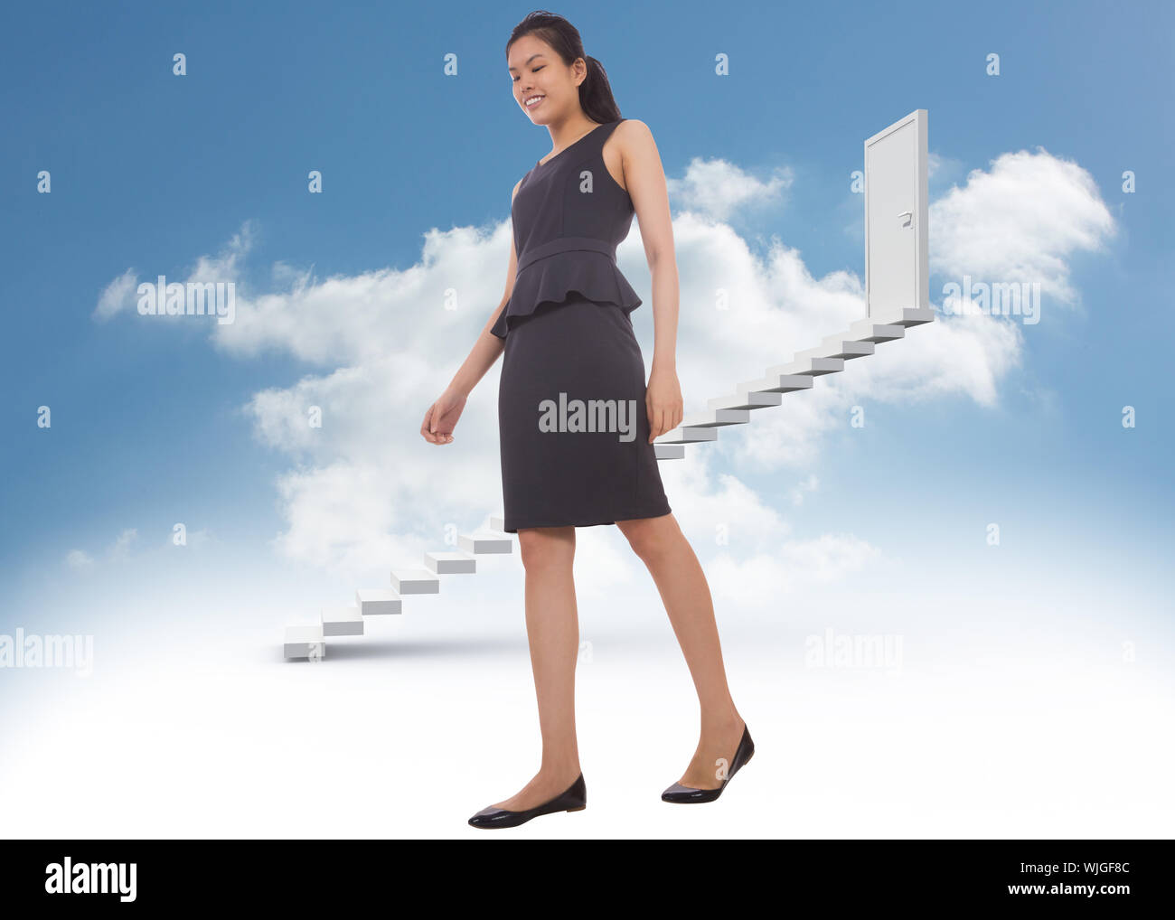 Asian imprenditrice a piedi contro la scalinata che conduce a porta chiusa nel cielo Foto Stock