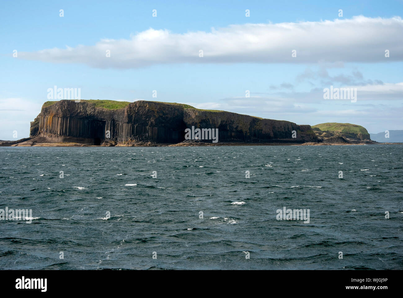 Il telecomando e disabitata isola scozzese di Staffa Off The Isle of Mull Scotland Regno Unito paesaggio seascape 6 6 facciata basalto esagonale rock Foto Stock