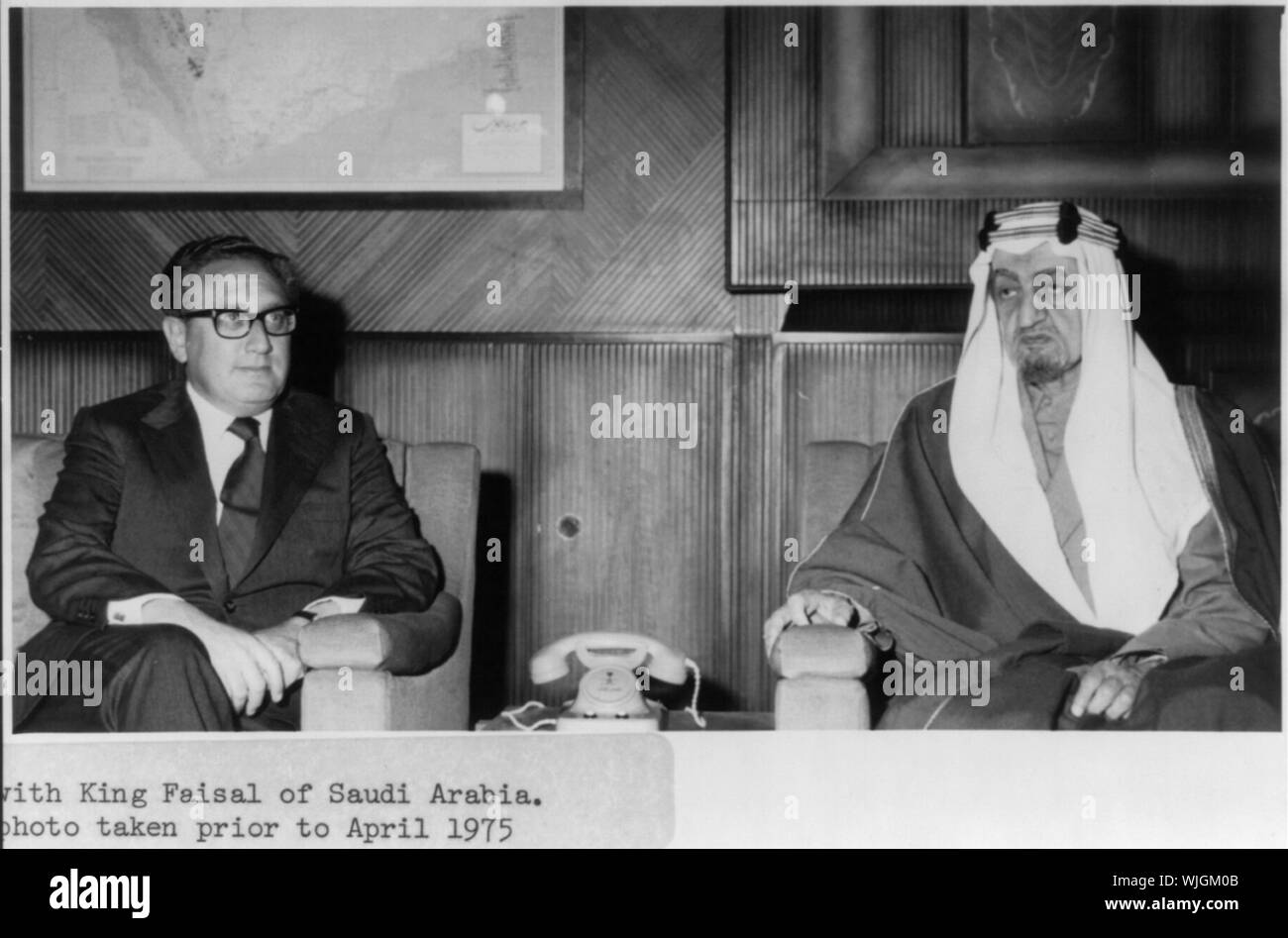 Henry Kissinger e re Faisal di Arabia Saudita seduto, prima di aprile 1975 Foto Stock