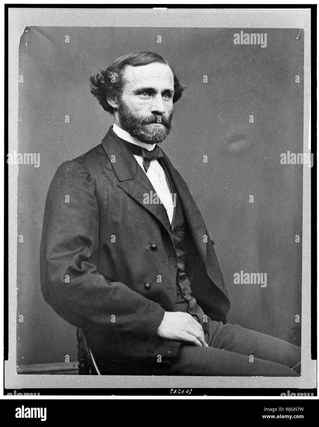 Henry Laurens Dawes, senatore del Massachusetts, tre quarti di lunghezza verticale, seduto, rivolto verso destra Foto Stock