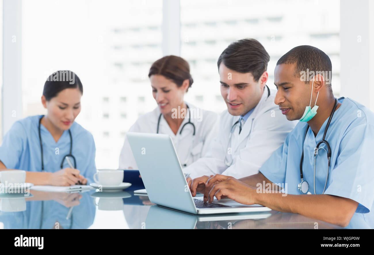Un gruppo di giovani medici in una riunione in ospedale Foto Stock
