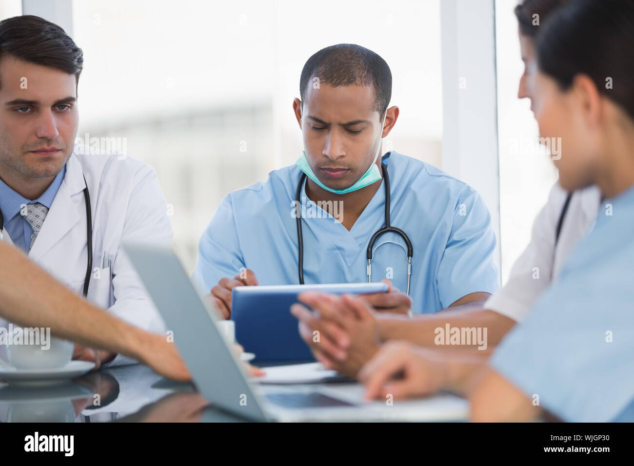 Un gruppo di giovani medici in una riunione in ospedale Foto Stock