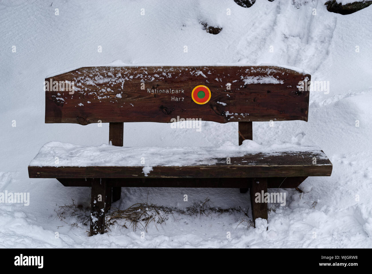 Panca in legno con un'etichetta " Parco Nazionale di Harz' in inverno. Montagne Harz regione, Germania Foto Stock