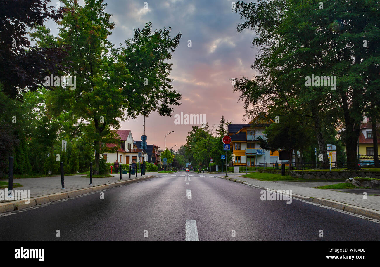 Street a Zakopane all'alba. Mentre i turisti stanno dormendo. Foto Stock