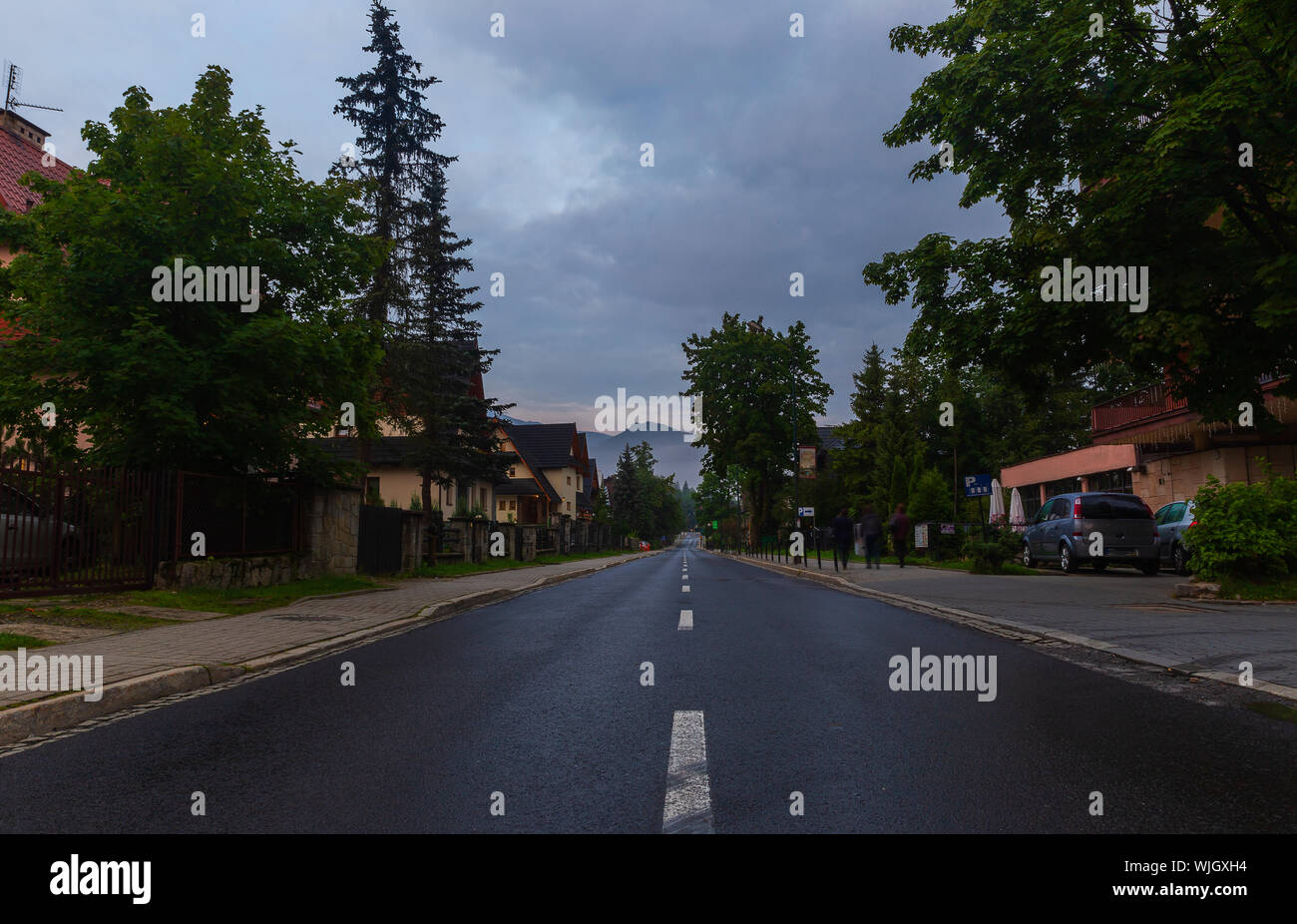 Street a Zakopane all'alba. Mentre i turisti stanno dormendo. Foto Stock