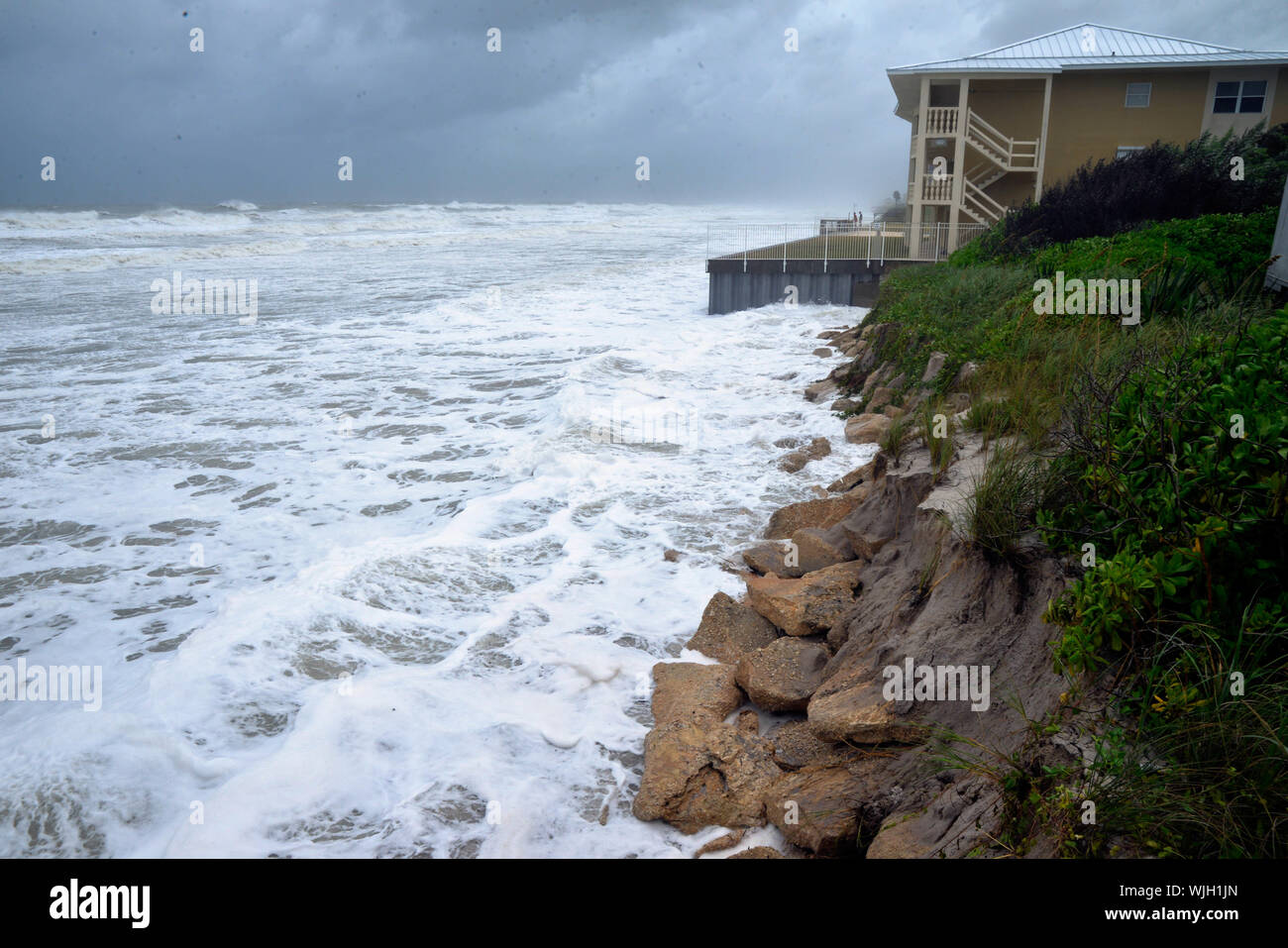 Indialantic. Florida. Stati Uniti d'America. 3 settembre 2019 come uragano Dorian si muove lentamente a nord dopo la devastazione delle Bahamas costa orientale della Florida si prepara. Numerose aziende sono state chiuse e alcuni negozi rimangono aperti. Spiaggia di erosione e alte maree ha chiuso le spiagge. Companys di potenza sono apparecchiature di sosta nella zona efficace. Credito foto Julian Porro / Alamy Live News Foto Stock