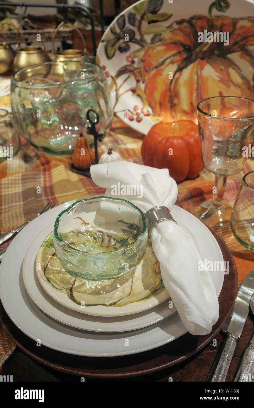 Caduta Impostazione tabella per la vendita ad un Home Decor Store, NYC, STATI UNITI D'AMERICA Foto Stock