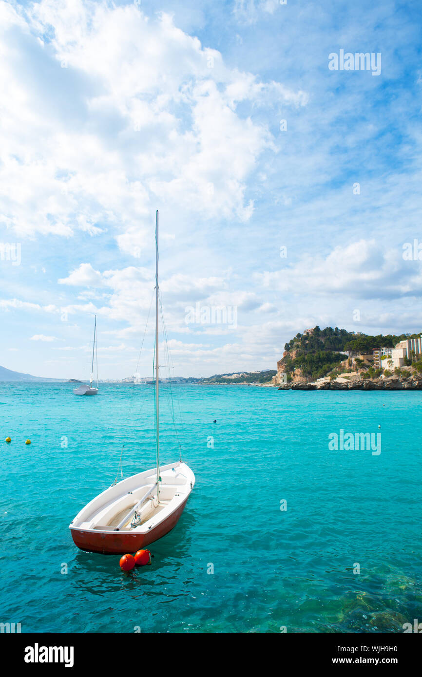 Altea mare mediterraneo dettaglio con barca a vela in alicante Spagna Foto Stock
