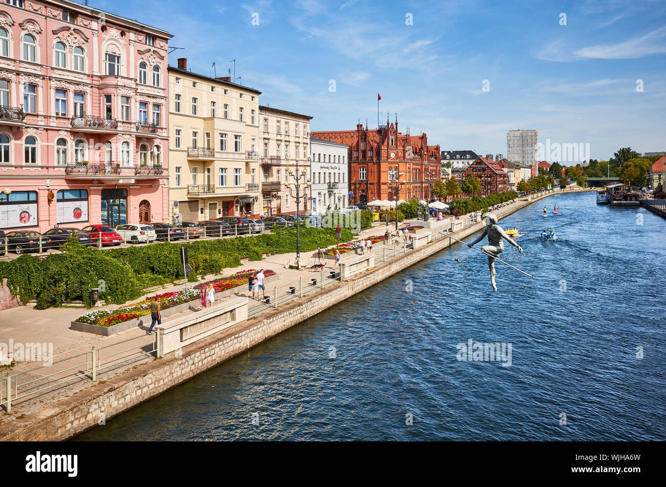 Bydgoszcz, Polonia - 25 agosto 2019: Bydgoszcz cityscape visto da un ponte con il funambolo scultura su fiume Brda. Foto Stock