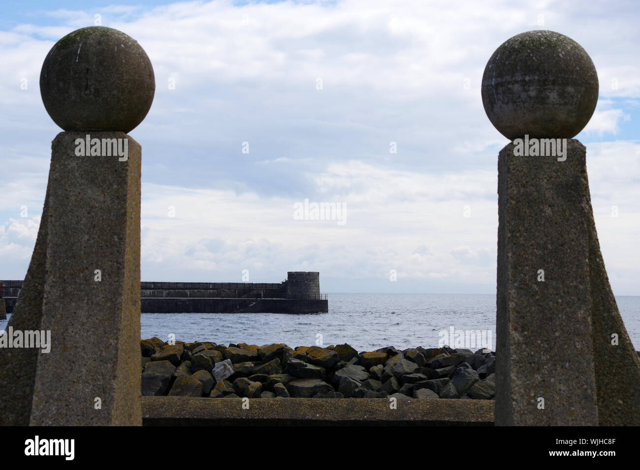 Le sfere di calcestruzzo al parcheggio accanto al porto di Saltcoats. Foto Stock