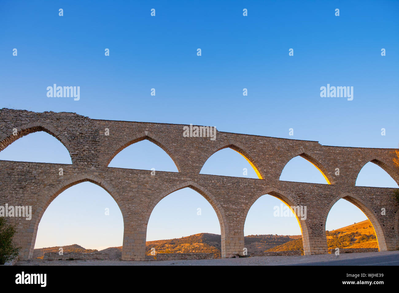 Morella acquedotto a Castellon Maestrazgo in Spagna cielo blu Foto Stock