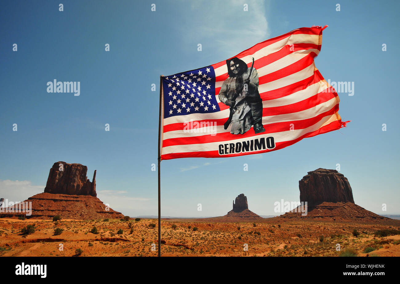 Le stelle e strisce di volare al di sopra della nativa indiana riserva Navajo della Monument Valley , Utah , STATI UNITI D'AMERICA. Foto Stock