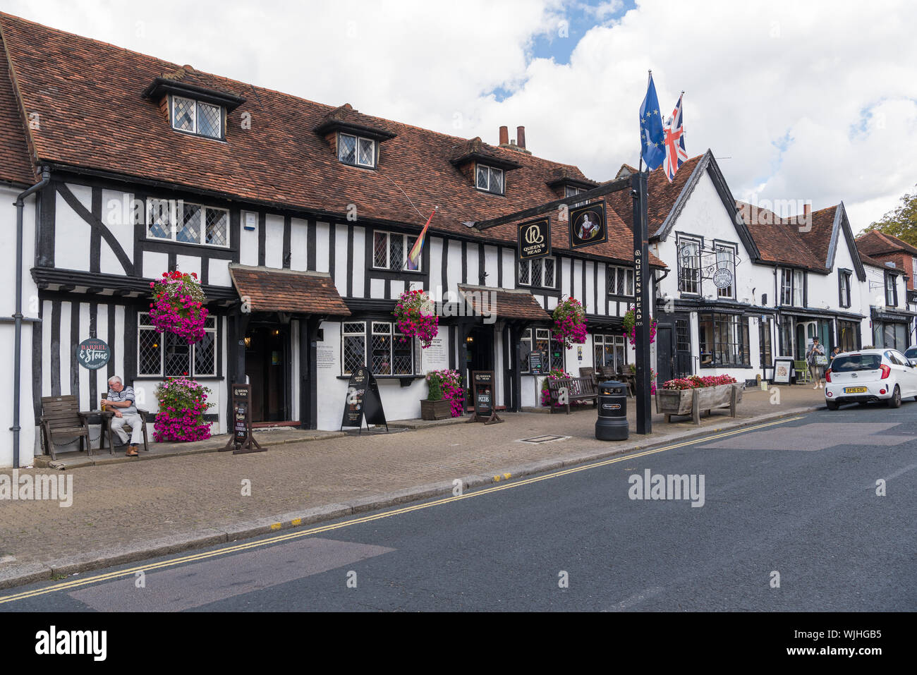 La casa pubblica di Queens Head, una casa di Wealden del 16 ° secolo elencata nella zona protetta di Pinner High Street, Pinner, Middlesex, Inghilterra, Regno Unito Foto Stock