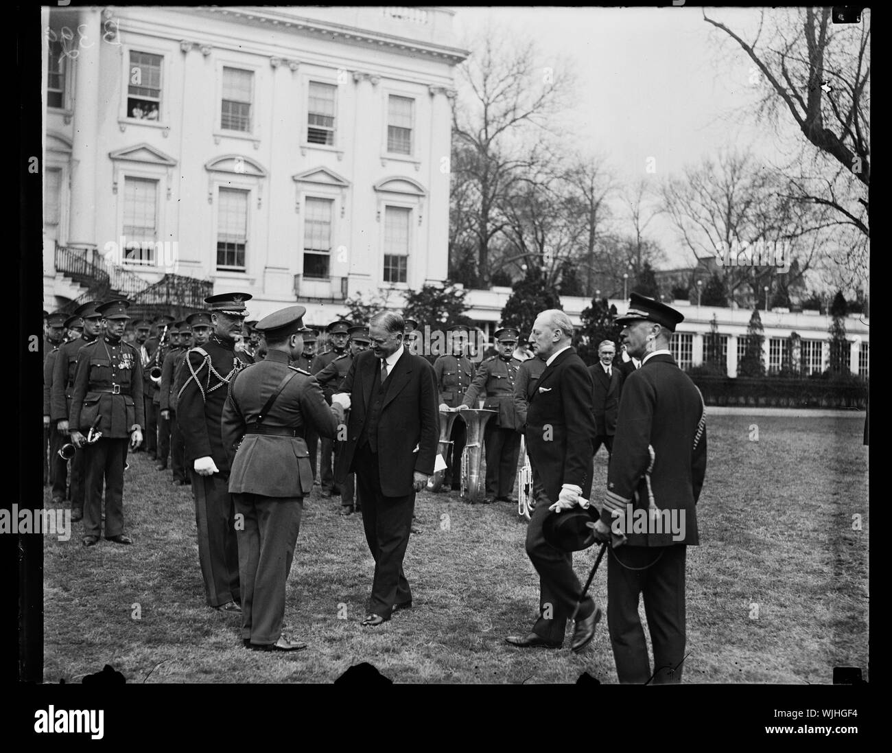 Herbert Hoover e banda militare al di fuori di casa Bianca di Washington, D.C. Foto Stock