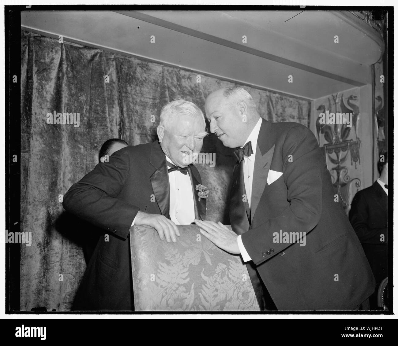 Ecco un caldo. Washington D.C., Gen 7. Mentre si attende l arrivo di 'Il Capo', Postmaster Generale James A. Farley venne a Vice Presidente Garner il tavolo e lasciare a lui in una delle più nuove, 1/7/39 Foto Stock