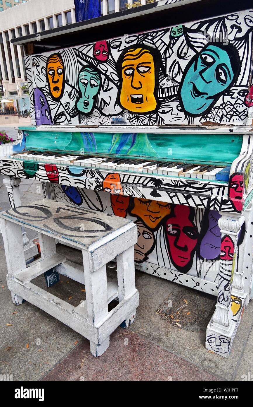 Un murale di strada su un pianoforte pubblica nel centro di Denver. Foto Stock