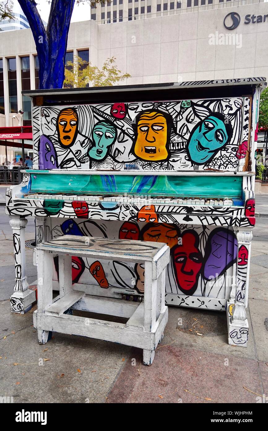 Un murale di strada su un pianoforte pubblica nel centro di Denver. Foto Stock