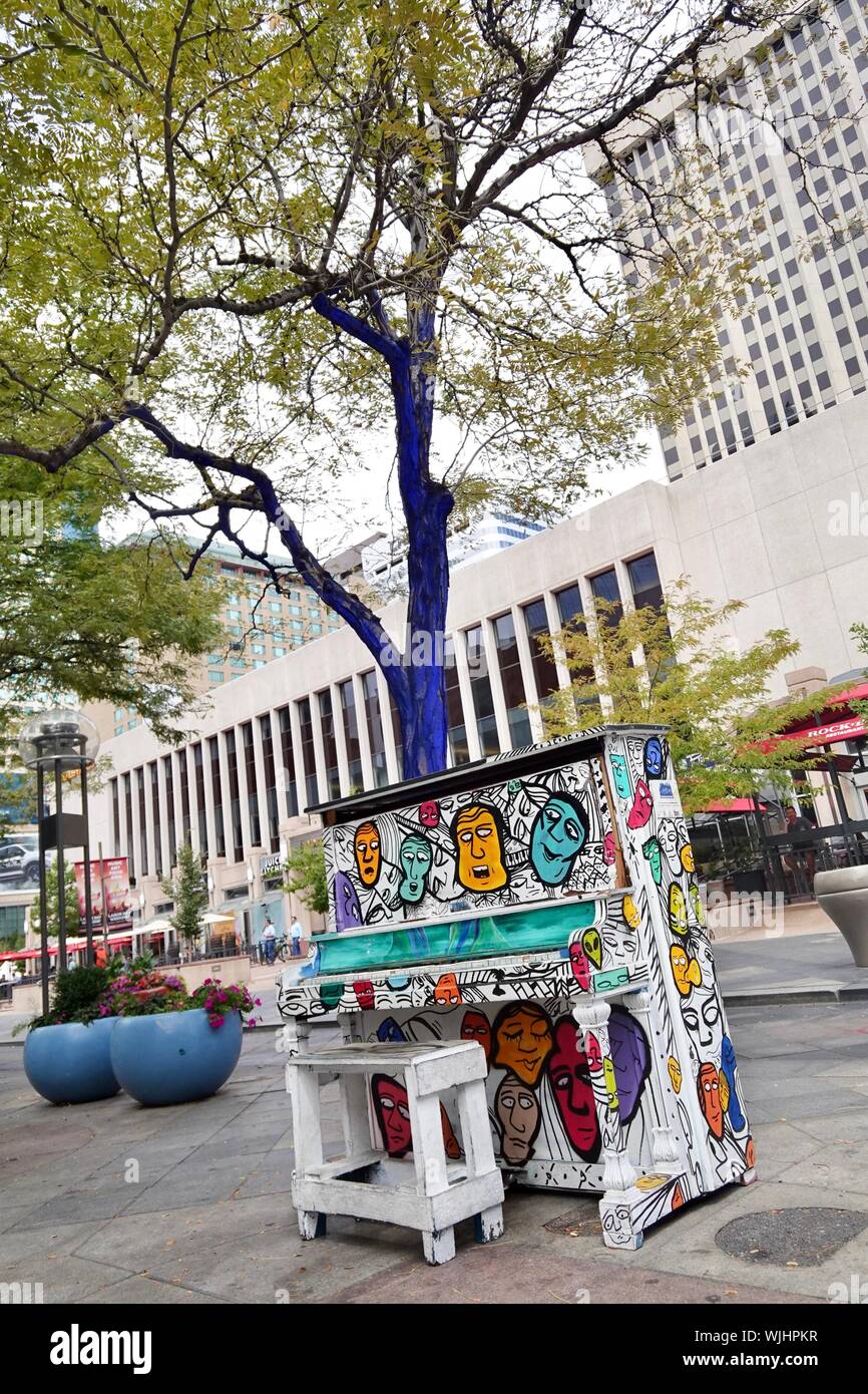 Un murale di strada su un pianoforte pubblica nel centro di Denver. Foto Stock