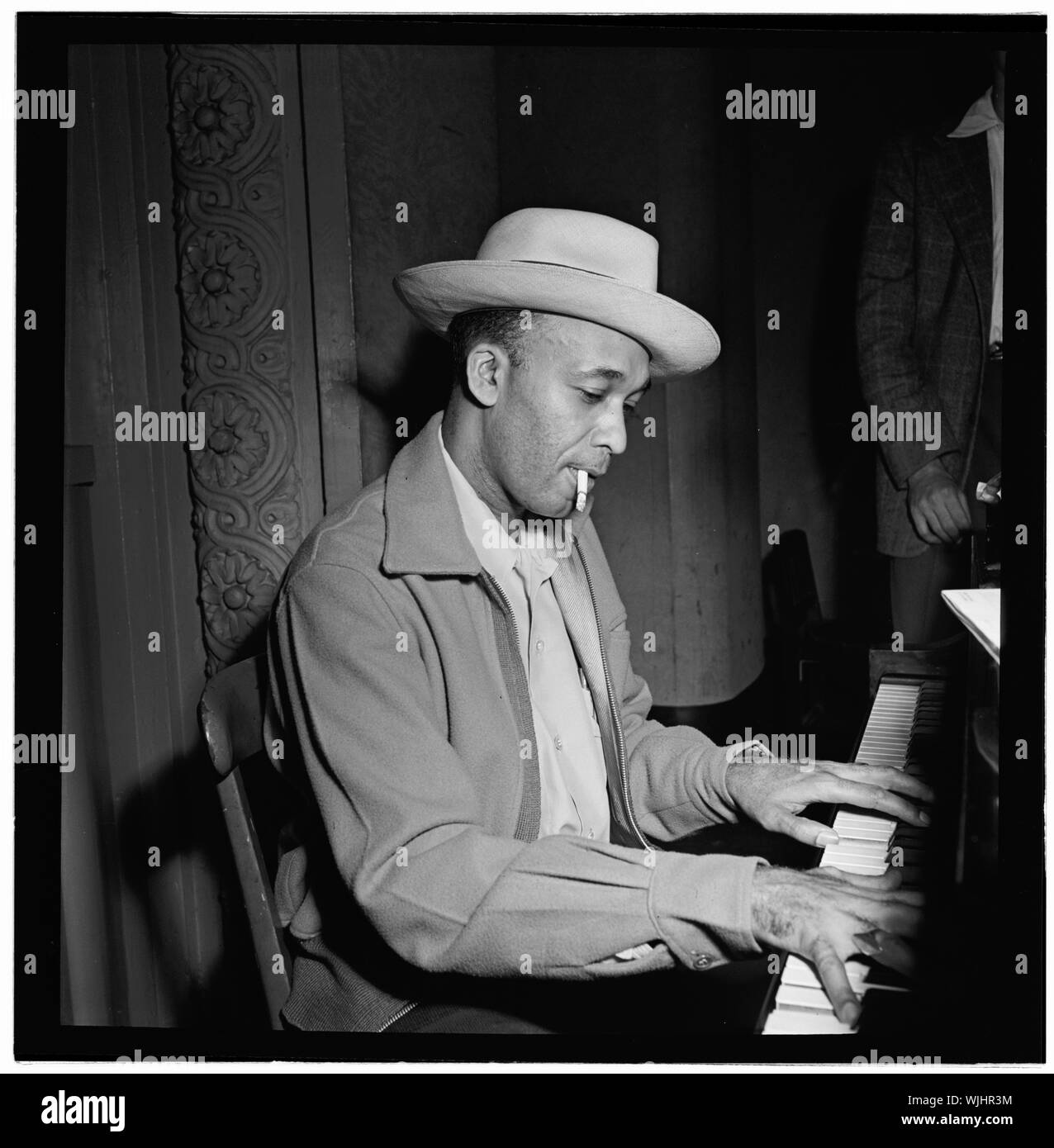 Hermann Chittison, ottobre 1946. Fotografia di William P. Gottlieb Mildred Bailey, tra gli altri, ritiene Chittison migliori accompagnatori extant. Ora egli non funziona con qualsiasi cantanti. Per la maggior parte, sta giocando con il suo trio sul approvato da Dorsey mostrare rispetto reciproco. (Questo è il programma diretto da Siy Oliver.) Foto Stock