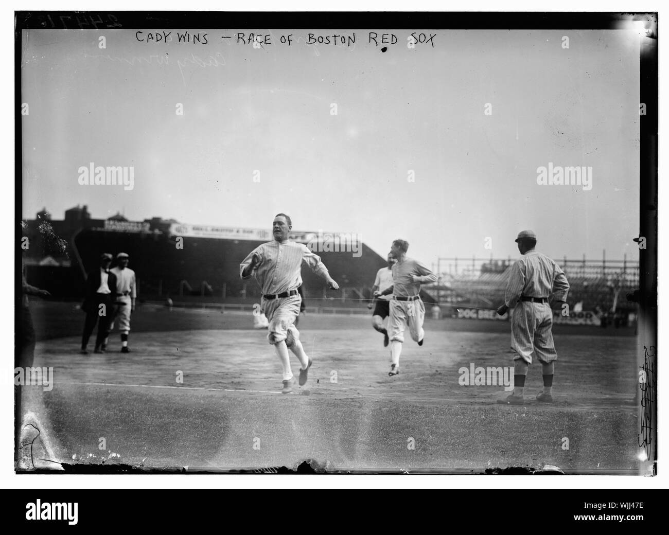 Hick cady di Boston Red Sox vince gara podistica con Jack O'Brien (Boston Red Sox trainer, pin pantaloncini, parzialmente oscurata) e il compagno di squadra Buck O'Brien (guardando alla sua destra) al Fenway Park, Boston (baseball) Foto Stock