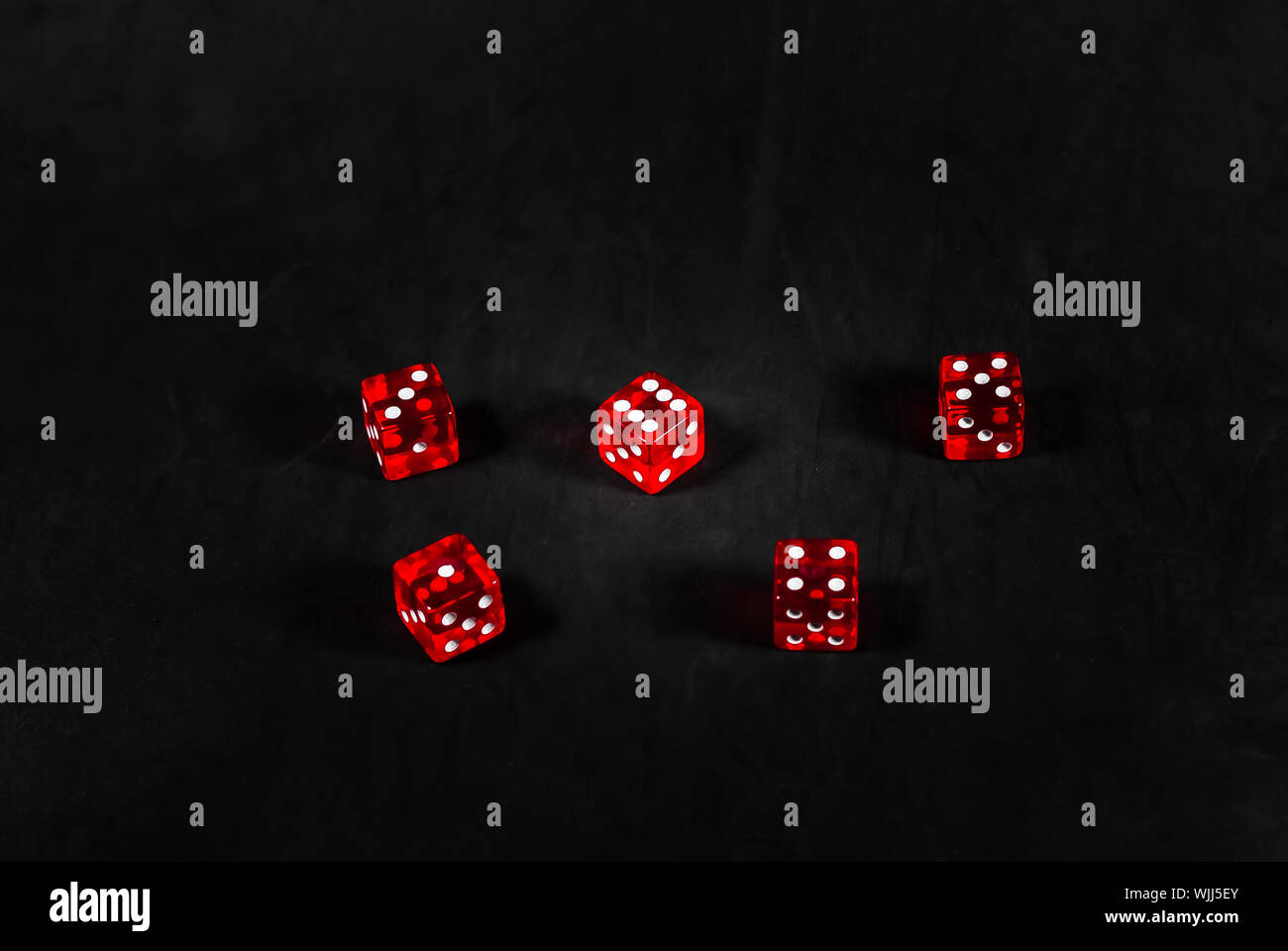 Dadi rossi sul tappeto nero lo sfondo Foto Stock