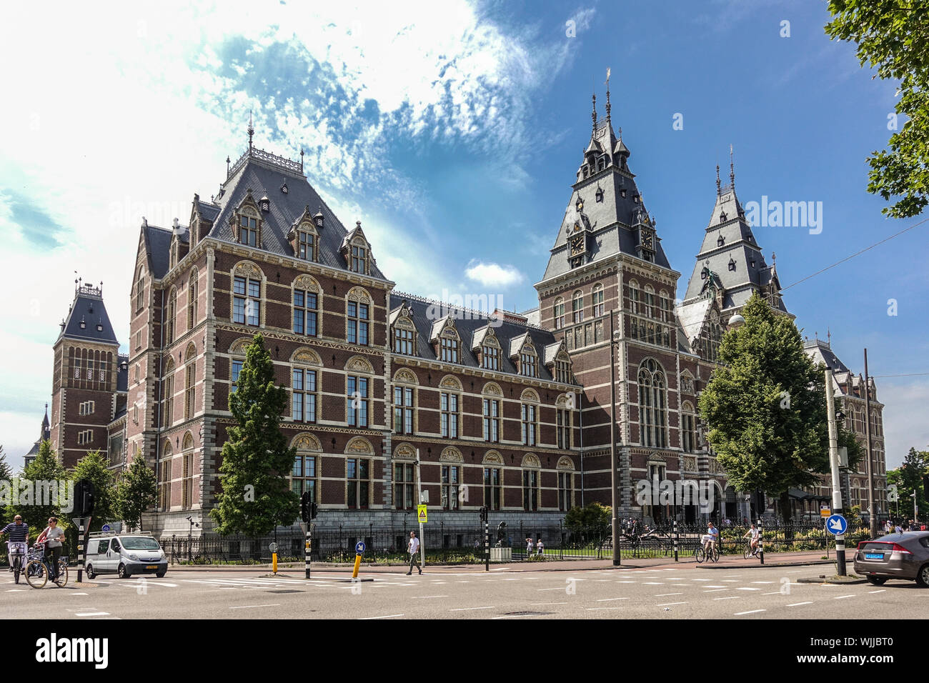 Amsterdam, Paesi Bassi - 30 Giugno 2019: ampio riprese del Rijksmuseum monumentale facciata con torri in beige e mattoni rossi. In blue-whtie cloudscap Foto Stock