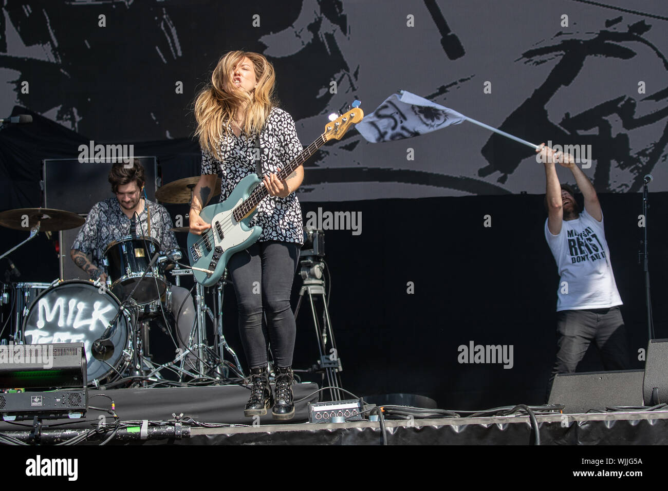 Leeds, Regno Unito. Venerdì 23 agosto 2019. I denti di latte sono un British punk rock band da Stroud eseguire al festival di Leeds ,la band è composta di bassista e cantante Becky Blomfield, chitarrista Em Foster e il batterista Oli Holbrook. L'annuale festival della musica rock che ha visto la partecipazione di 75.000, luogo in agosto durante un weekend di ferie. Credito: Jason Richardson/Alamy Live News Foto Stock