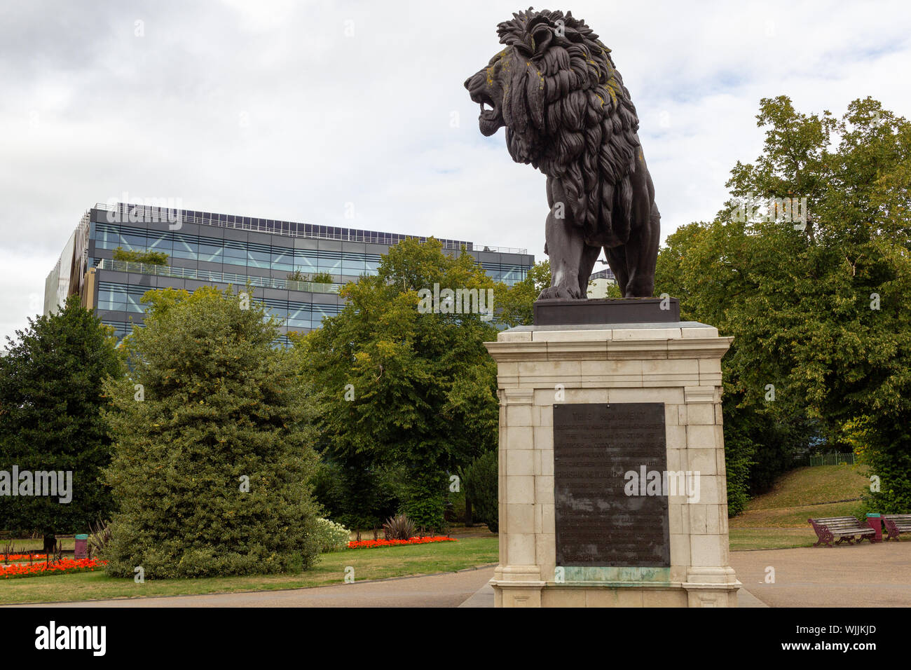 Il Maiwand Lion e Forbury Gardens, Reading, Berkshire, con moderni edifici per uffici in background Foto Stock