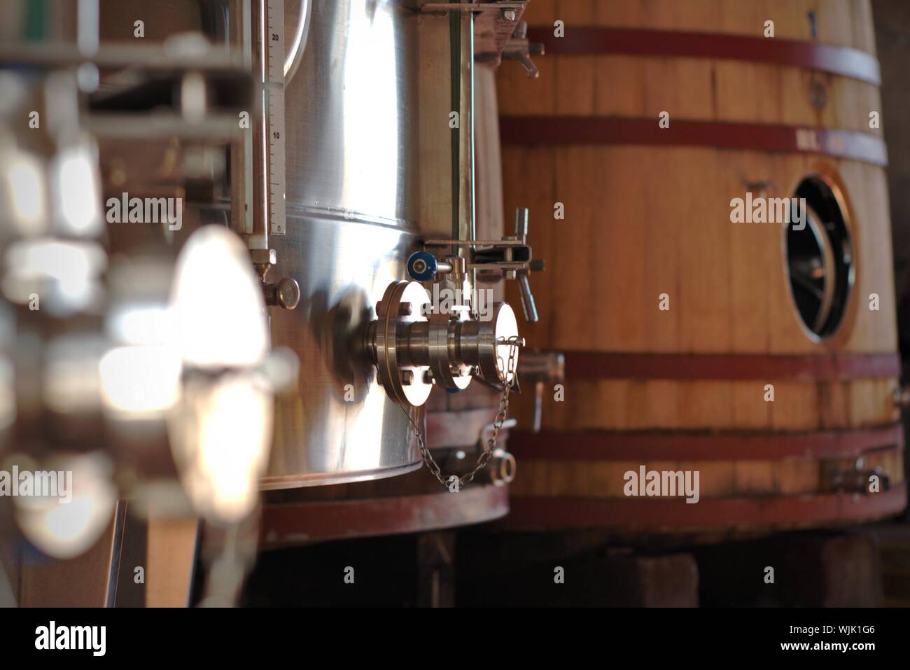 Acciaio inossidabile per alimenti valvola a farfalla su un serbatoio di vino Foto Stock
