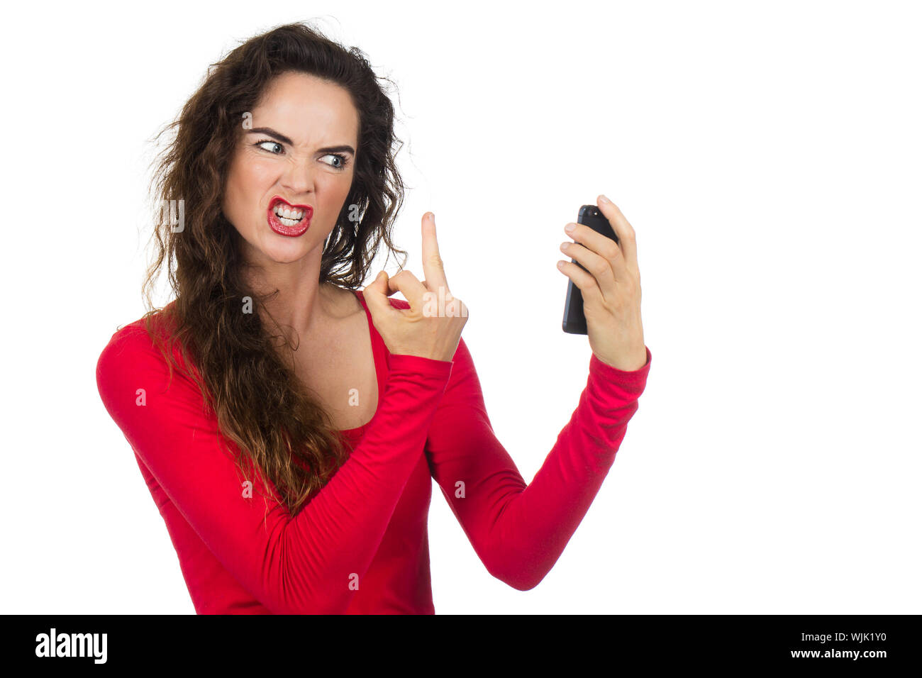 Un molto arrabbiato, irritati e frustrati donna dando il dito per il telefono in collera. Isolato su bianco. Foto Stock