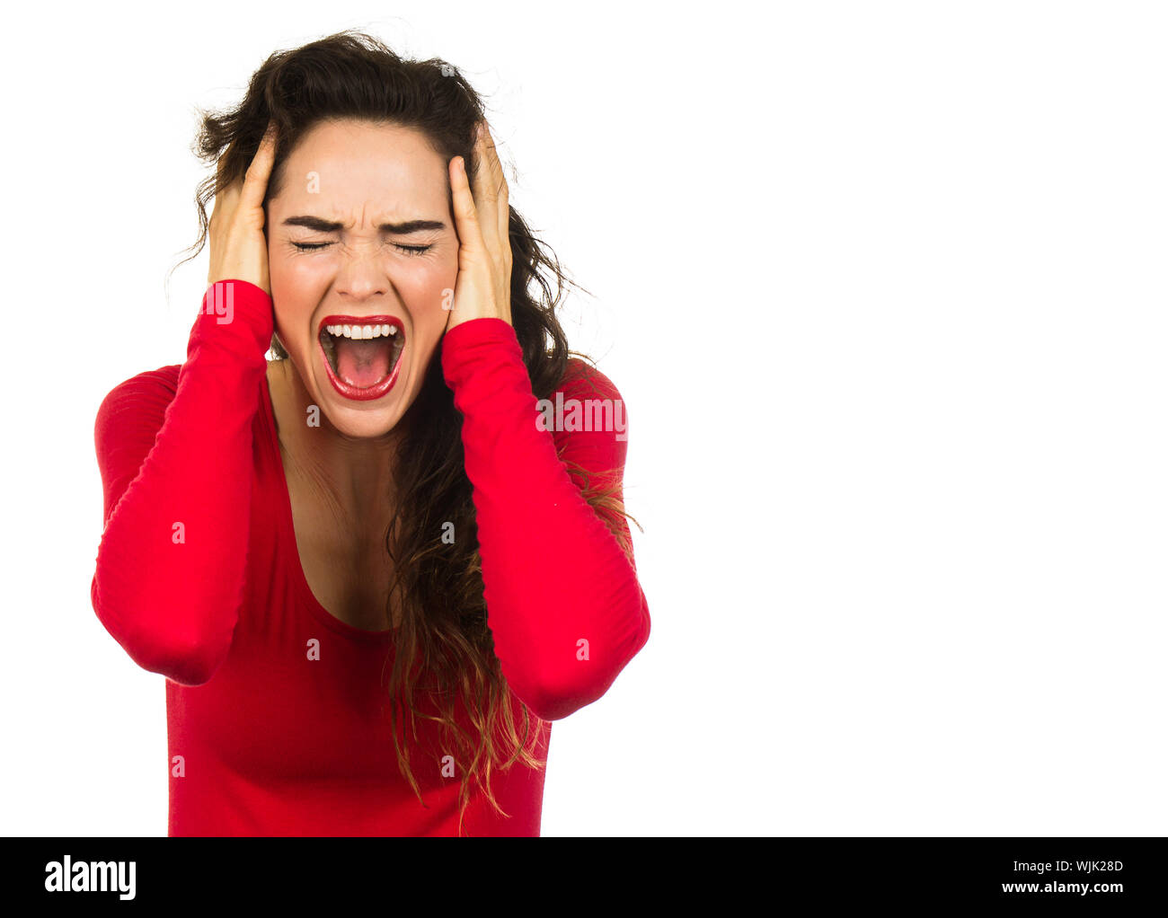 Un molto arrabbiati e frustrati donna urlare e che copre le sue orecchie. Isolato su bianco. Foto Stock