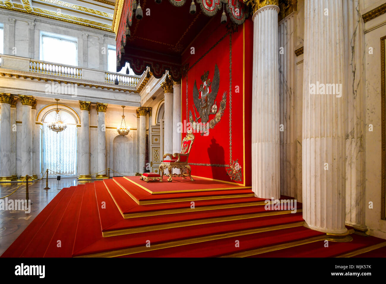 Passi conducono fino al rosso ornati in trono circondato da colonne in Palazzo di Caterina nella città di Carskoe Selo, o Pushkin, Russia. Foto Stock