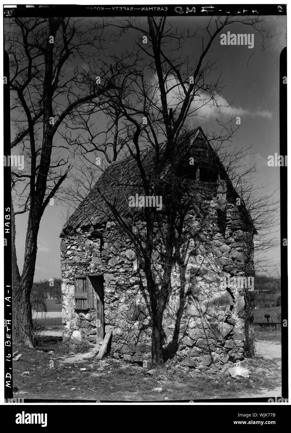 Storici edifici americano Thomas sondaggio T. Waterman, fotografo Aprile 5, 1939 - vecchi quartieri, Wisconsin Avenue e della Strada Statale Route 193, Bethesda, Montgomery County, MD; ex schiavo quarti di Bethesda, Maryland. Demolita c. 1939 durante la costruzione del National Naval Medical Center (in seguito chiamato Walter Reed Militare Nazionale Medical Center). Foto Stock