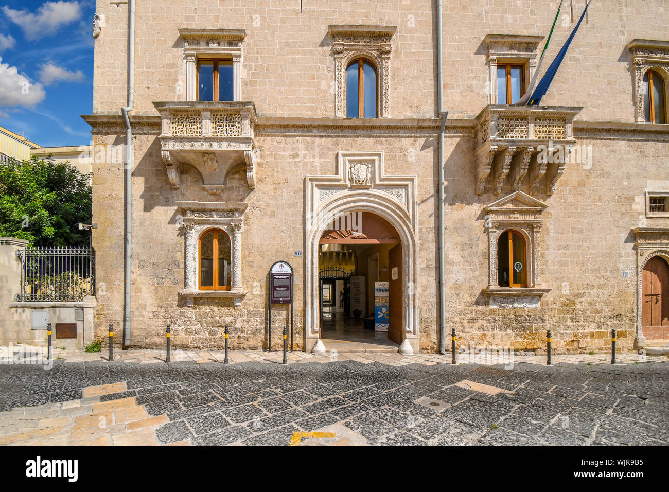 La facciata del Palazzo Granafei-Nervegna, un cinquecentesco palazzo in stile rinascimentale nella città costiera di Brindisi Italia, nella regione Puglia Foto Stock