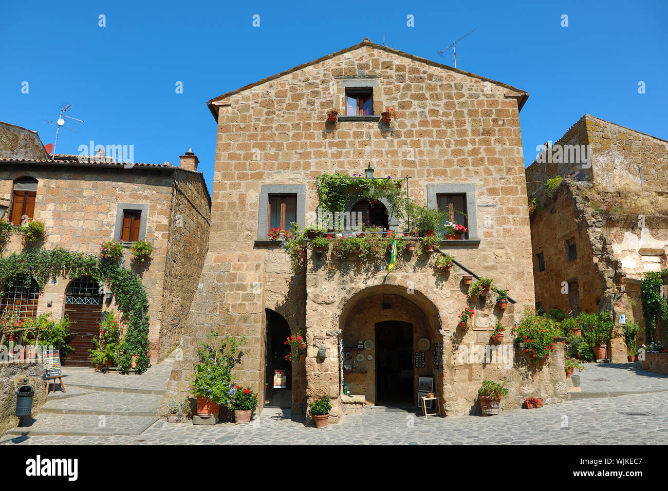 Gli edifici di vecchia costruzione all'interno della collina del borgo di Civita di Bagnoregio, Lazio, Italia Foto Stock
