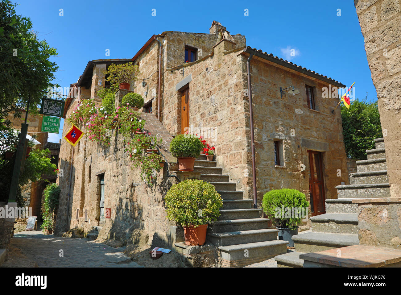 Gli edifici di vecchia costruzione all'interno della collina del borgo di Civita di Bagnoregio, Lazio, Italia Foto Stock