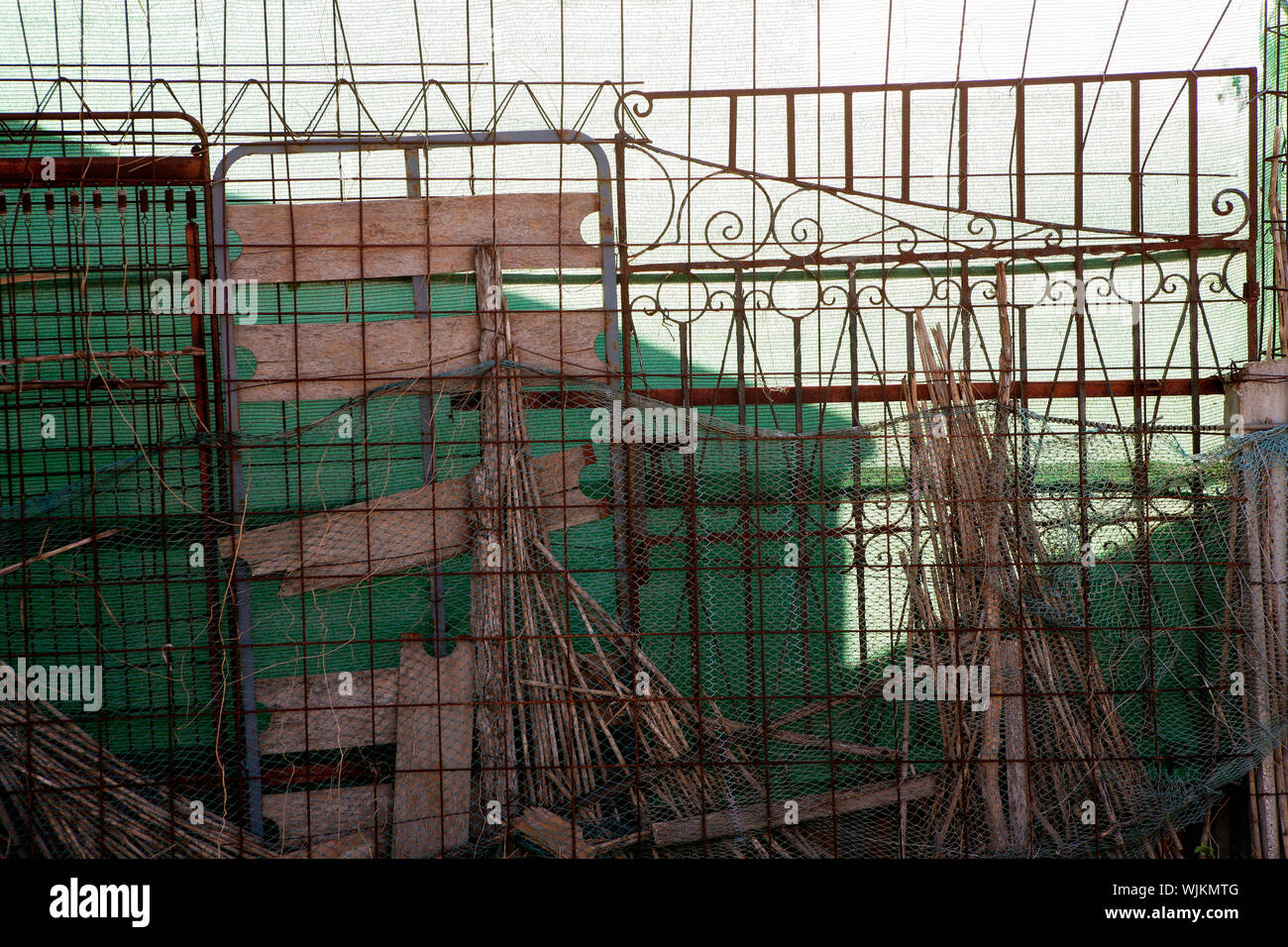 Poveri parete di recinzione fatta di strutture letto trovato sul cestino  Foto stock - Alamy