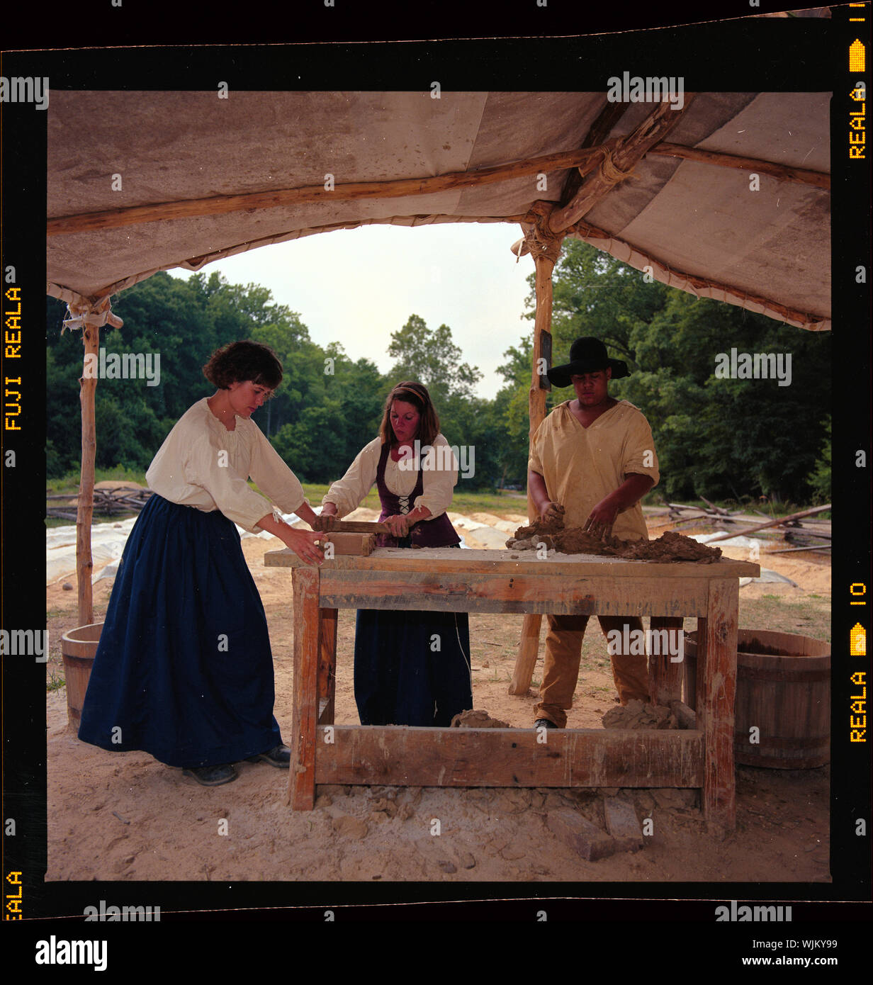 Interprete storico rende mattoni da zero a Mount Vernon, Virginia, George Washington ex station wagon Foto Stock