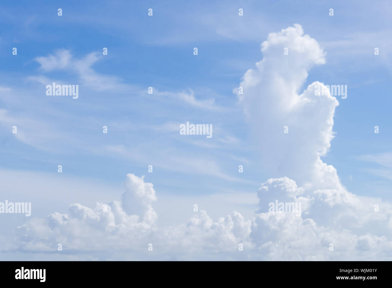 Basso angolo vista di nuvole nel cielo Foto Stock