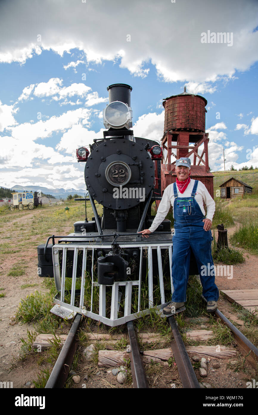 Reenactor storico Ronnie Lane (come un vecchio vapore-treno ingegnere) a South Park City Museum, una collezione di edifici storici di Fairplay, Colorado Foto Stock