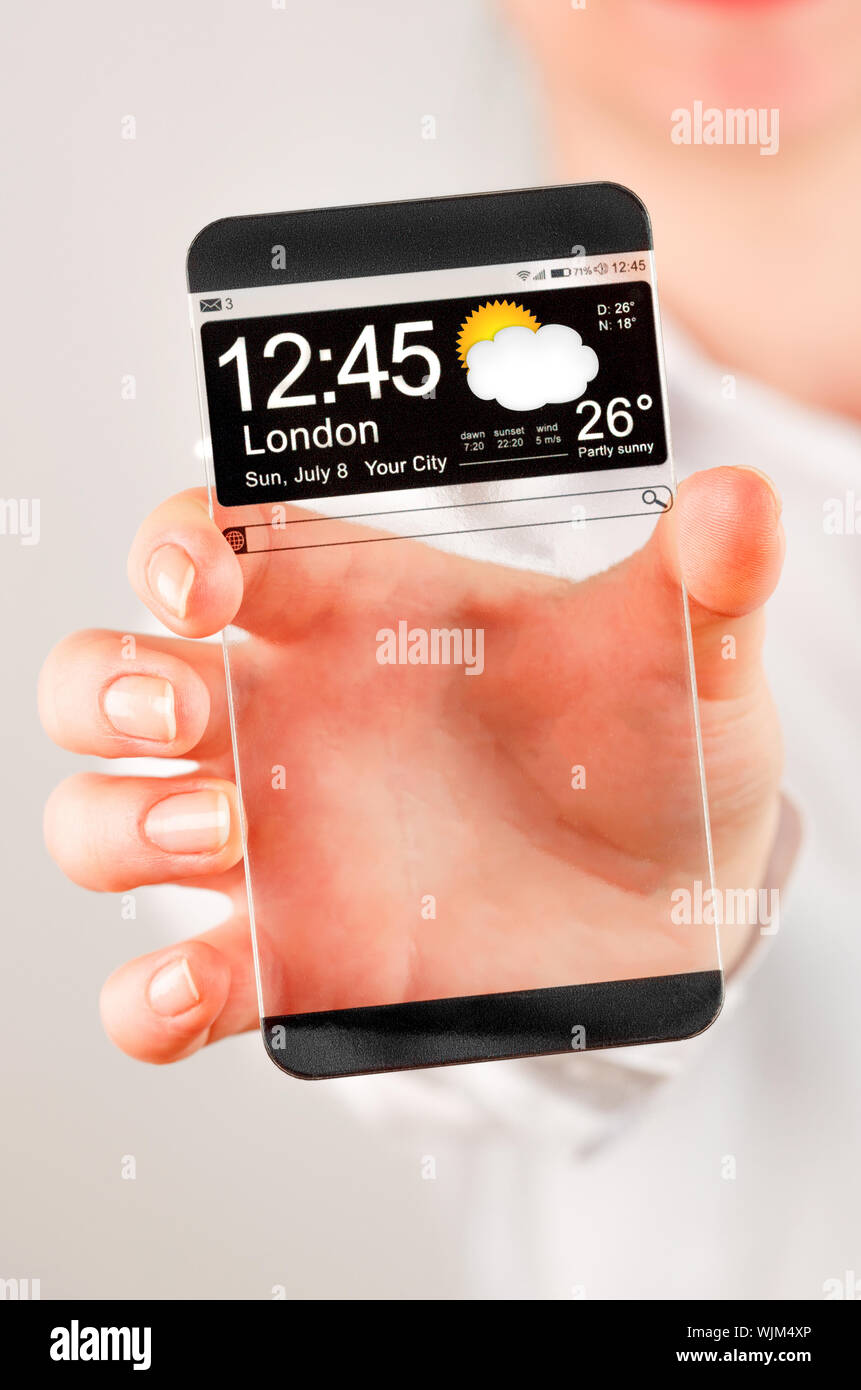 Il futuristico smart phone (spazio copia display) con un display trasparente nelle mani dell'uomo. Concetto di futuro effettivo di idee innovative e le migliori tecnologie hu Foto Stock
