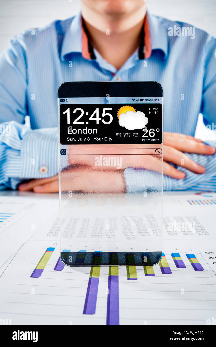 Il futuristico smart phone (spazio copia display) con un display trasparente nelle mani dell'uomo. Concetto di futuro effettivo di idee innovative e le migliori tecnologie hu Foto Stock