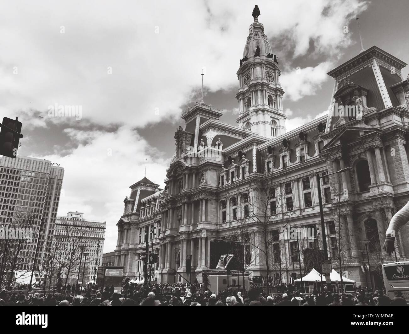 Folla a Philadelphia City Hall contro Sky Foto Stock
