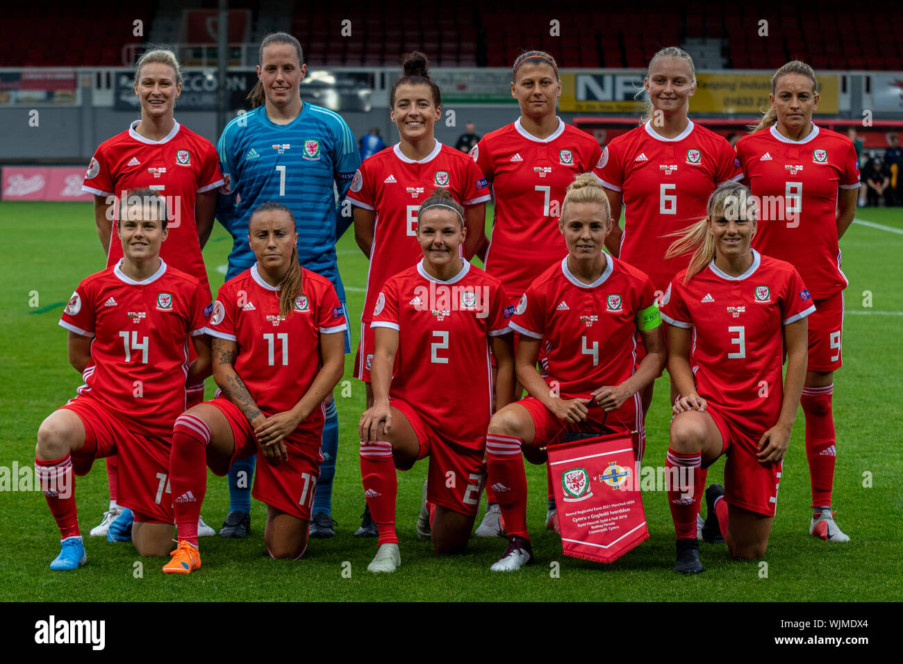 Galles squadra lineup contro l'Irlanda del Nord. Il Galles v Irlanda del Nord le donne di UEFA EURO il qualificatore a Rodney Parade. Lewis Mitchell/YCPD. Foto Stock