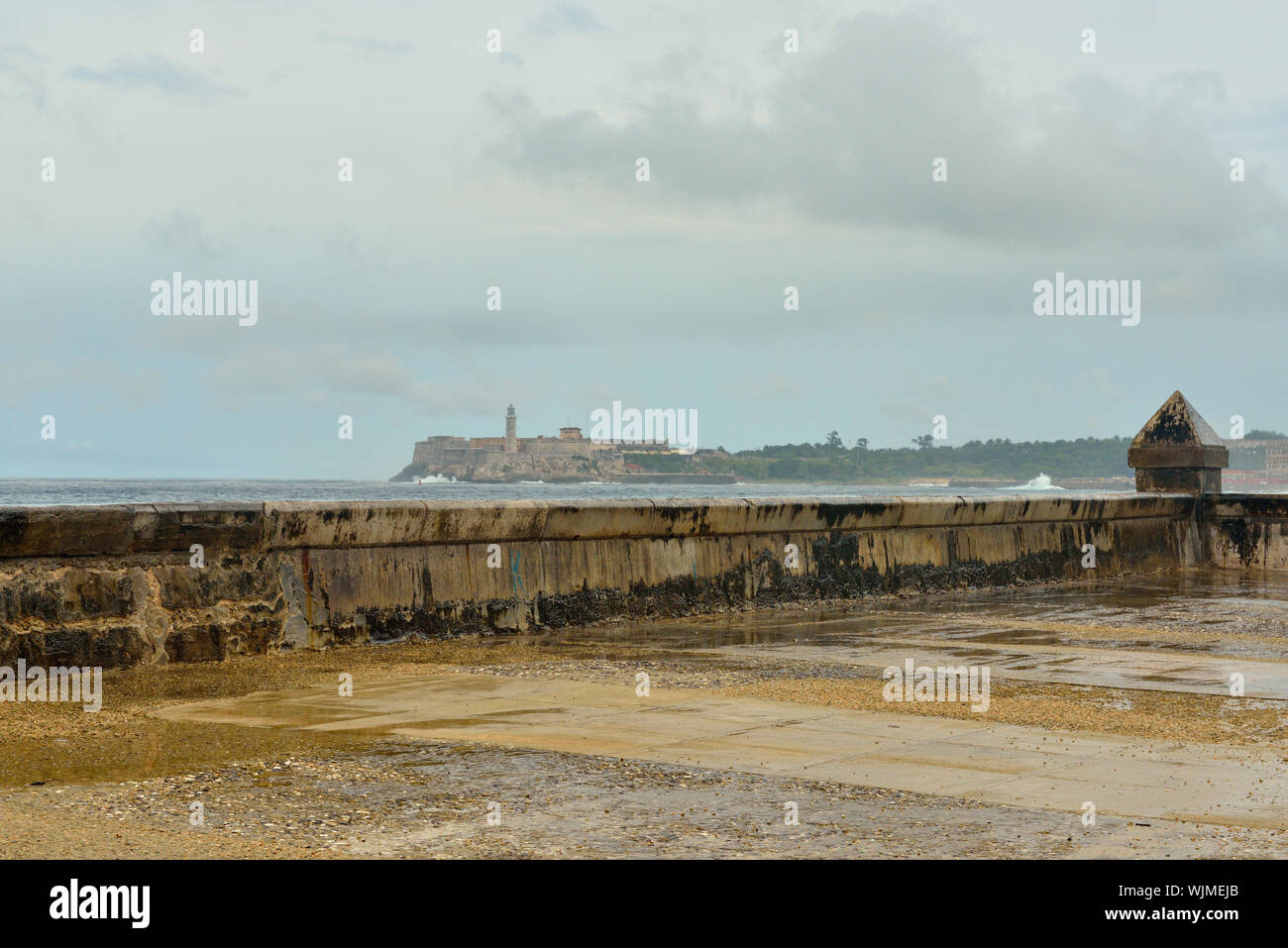 Street photography nel centro di Avana- Surf si infrangono sulla parete del mare lungo il Malecon, La Habana (Avana), La Habana, Cuba Foto Stock