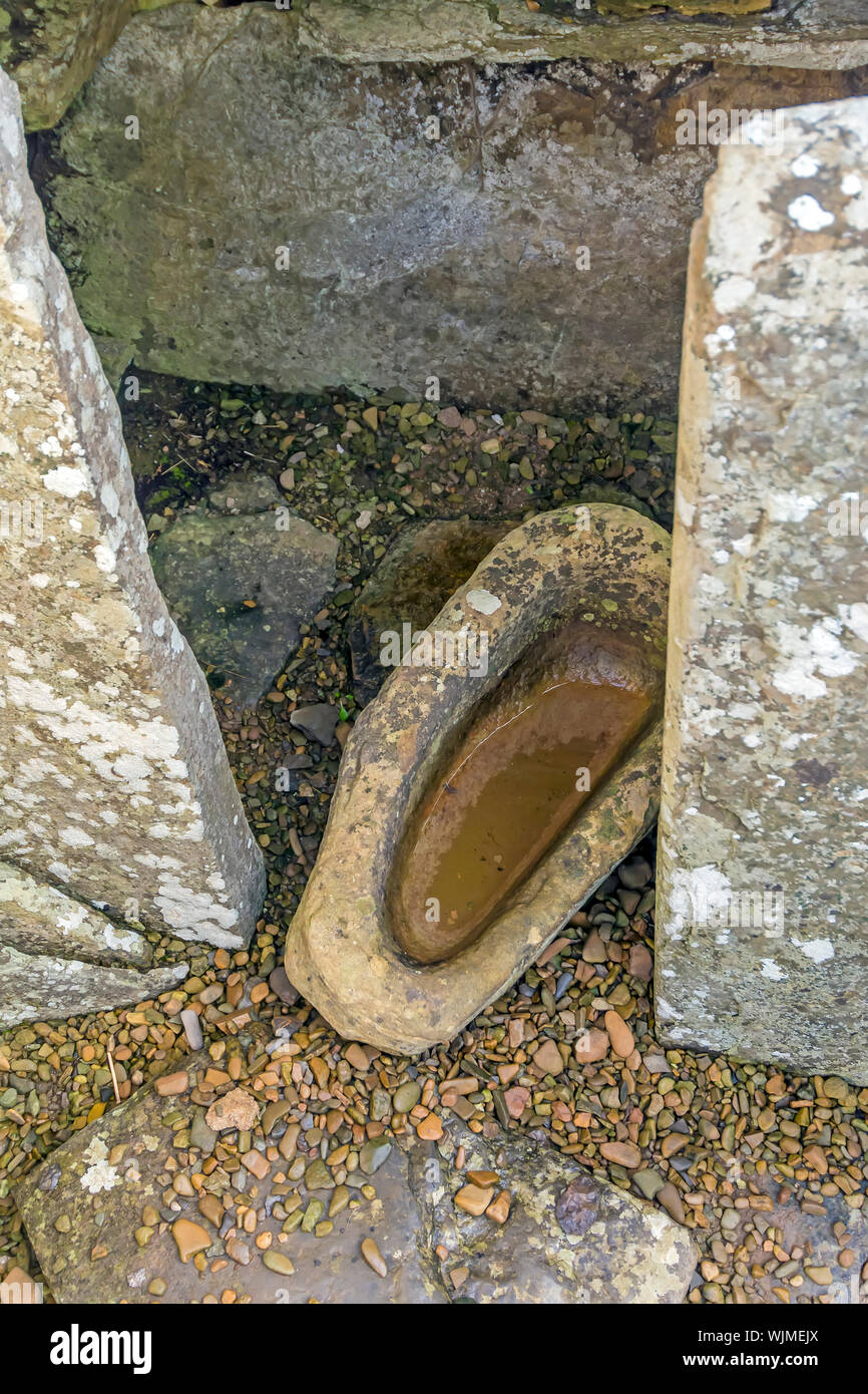 Broch di Gruness interno che mostra in lastre di pietra e un buon rock scolpito il contenimento dell'acqua, isole Orcadi, Scozia Foto Stock